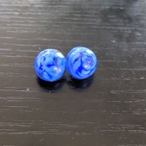 Clip-on earrings with blue gem